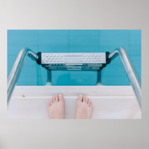 Person som står på simmande bassäng ladder poster