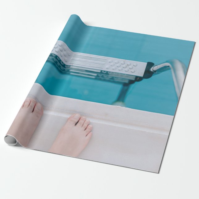 Person som står på simmande bassäng ladder presentpapper (Utrullad)