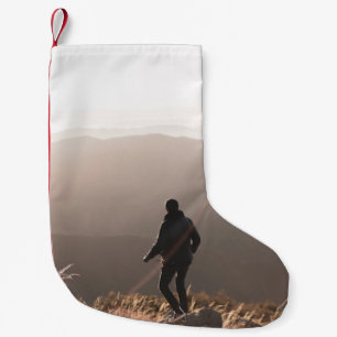 Person som står på sten liten julstrumpa