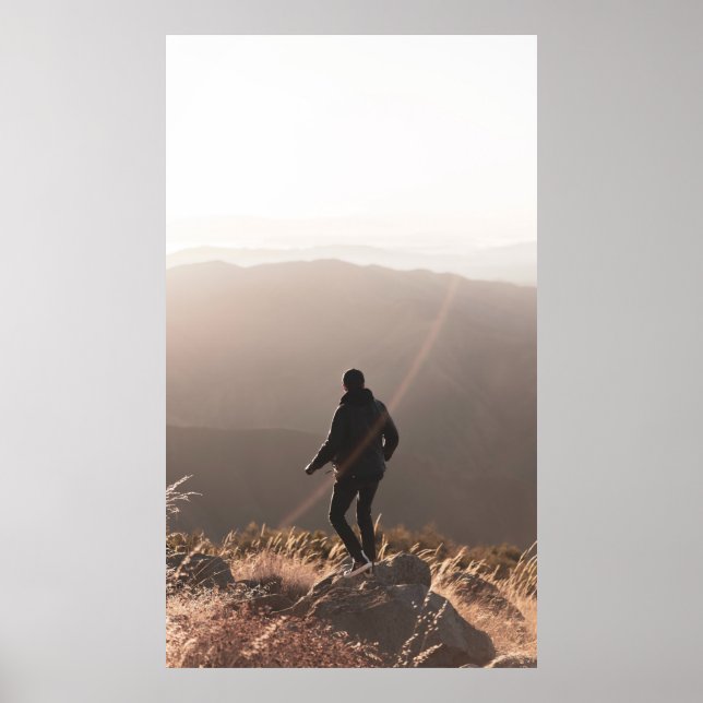 Person som står på sten poster (Framsidan)