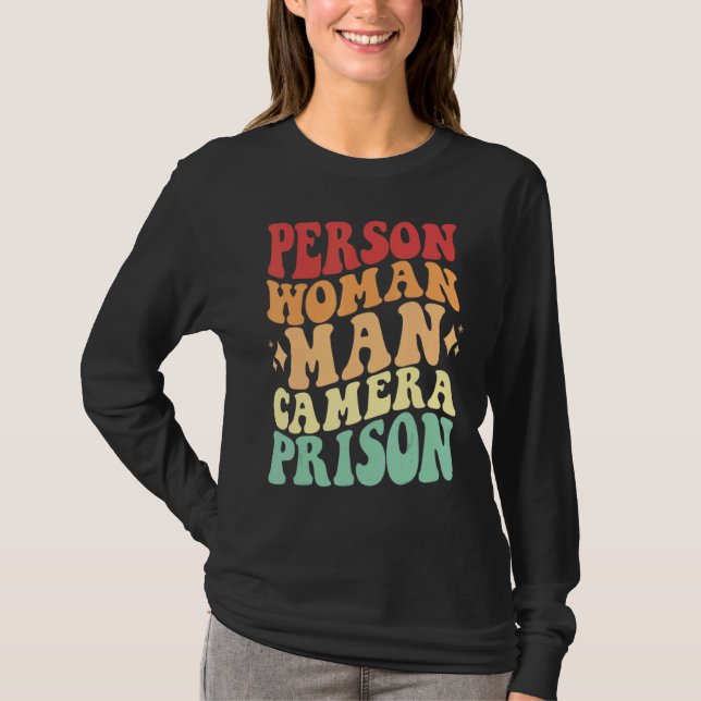 Person Woman Man Camera Prison Funny som säger T Shirt (Framsida)