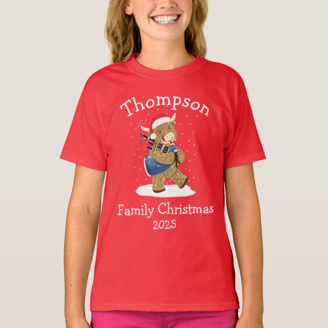 Personalised Family Christmas Highland Cow Bagpipe T Shirt (Framsida)