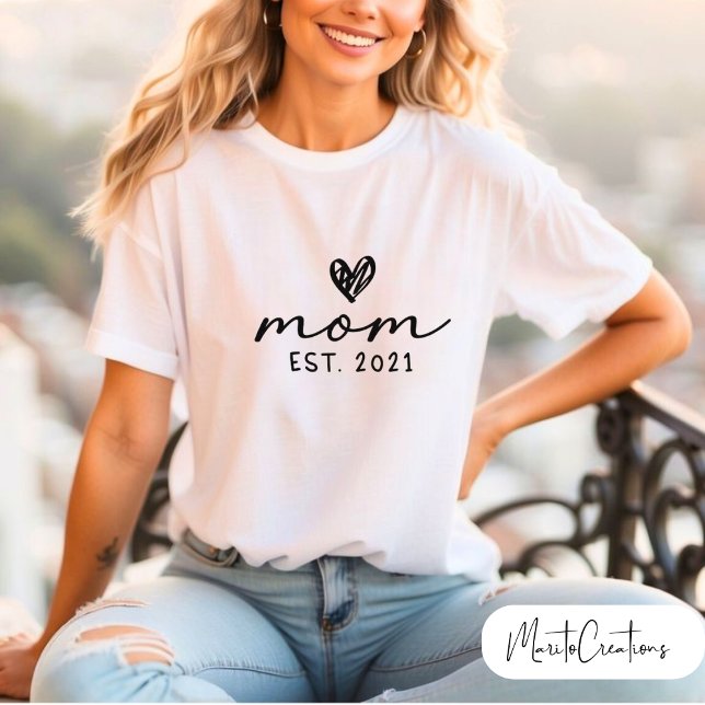 Personalised T-shirt for mum with the phrase MOM  (Skapare uppladdad)