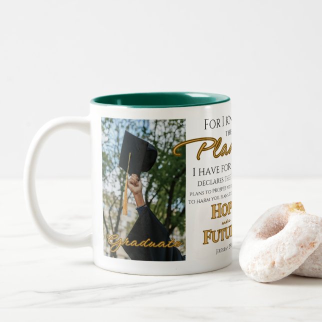 Personalisera Jeremiah 29:11 Grad Cap Scripture Två-Tonad Mugg (Med munk)