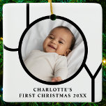 Personaliserat Flicka första julfoto Julgransprydnad Keramik<br><div class="desc">Den här snyggten dekoreras Flicka första julfoto Ornament med ord JOY i svart på vit bakgrund. Anpassade enkelt med ditt foto,  namn och år.</div>