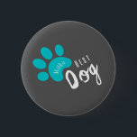 personaliserbar hund Funny Citat Knapp<br><div class="desc">för hund,  för katt,  mörk,  fuchsia,  lycklig hund,  söt fras för hundar,  sällskapsdjur,  ben</div>