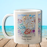 Personalizd Beach House Kaffemugg<br><div class="desc">Denna Beach House Coffee Mugg är dekorerad med en mosaik av snäcka och färgad glas. Enkelt anpassade. Använda alternativet Redigera ytterligare om du vill ändra texten storlekt, stil eller färg om du vill. Eftersom vi skapar vår teckning kommer du inte att hitta just den här bilden från andra designers. Original...</div>