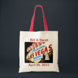 Personalize Las Vegas Bröllop Bag Tygkasse<br><div class="desc">Anpassa Las Vegas Bröllop Bag,  där brud & groom står framför Fabulous Las Vegas-signalen! Gör underbara gåvor till din brudgummi,  maid of honor!</div>