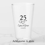 Personalized 25th Anniversary Gift Elegant Modern Glaskopp<br><div class="desc">Create a beautiful unique custom wedding anniversary keepsake by adding the couple's names to this glass. My original designer intertwined hearts accent the modern simple script, "25 Years". Personalize this stylish gift with the couple's name written in modern stylish typography. You can also add the anniversary date if you please....</div>