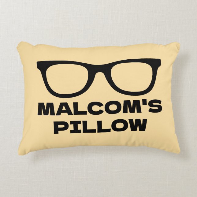 Personalized accent pillow with black spectacles prydnadskudde (Framsidan)