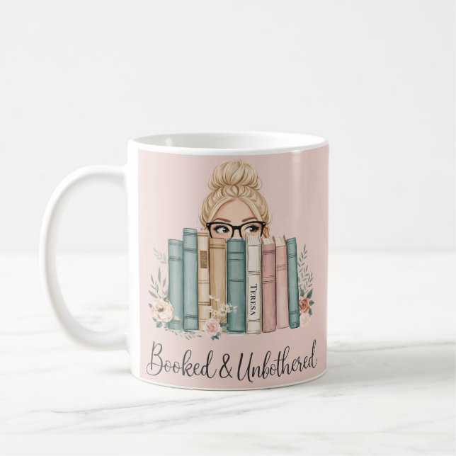 Personalized “Booked & Unbothered” Bookish Reader Kaffemugg (Vänster)