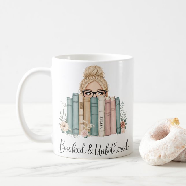 Personalized “Booked & Unbothered” Bookish Reader Kaffemugg (Med munk)