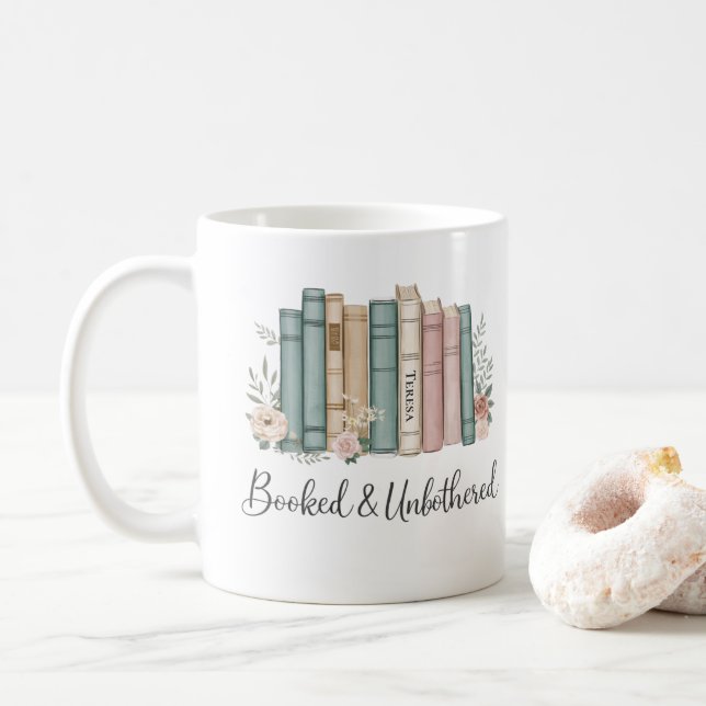 Personalized “Booked & Unbothered” Reader Gift Kaffemugg (Med munk)