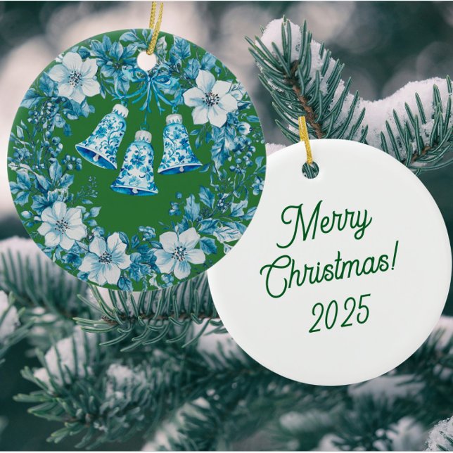 Personalized Chinoiserie Blue White Wreath Bells Julgransprydnad Keramik (Personalize the back!)