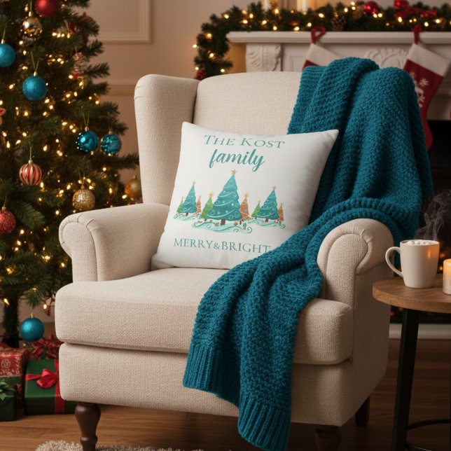 Personalized Christmas Throw Pillow Kudde (Celebrate the holidays this season with this fun personalized, "Merry & Bright" throw pillow! )