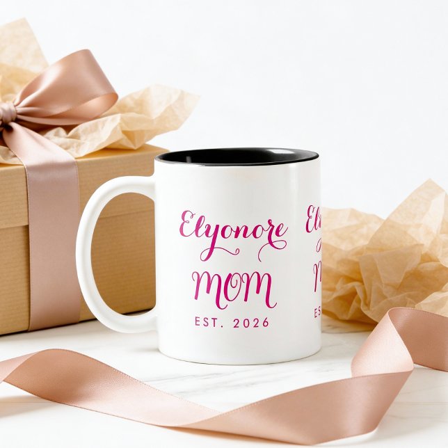 Personalized Elegant New Mom Name Est Pink Script  Två-Tonad Mugg (Skapare uppladdad)