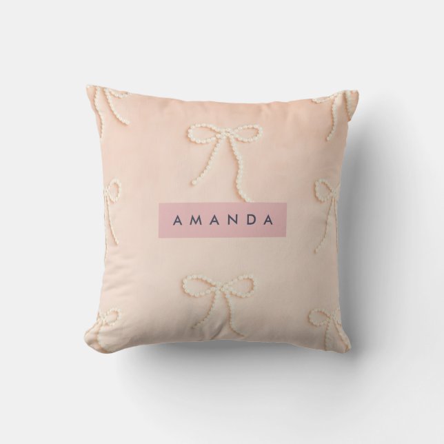 Personalized Elegant Pearl Bow in Soft Blush Kudde (Framsida)