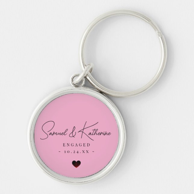 Personalized Engagement Date Pink Heart Script Rund Silverfärgad Nyckelring (Framsidan)