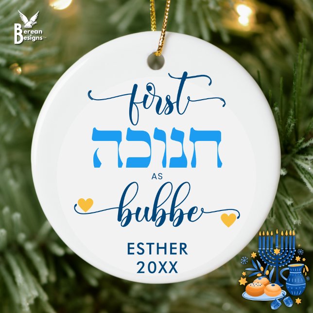 Personalized FIRST HANUKKAH AS GRANDPMA BUBBE Julgransprydnad Keramik (Personalized FIRST HANUKKAH AS BUBBE ornament for new grandmothers—souvenir for a new arrival.)