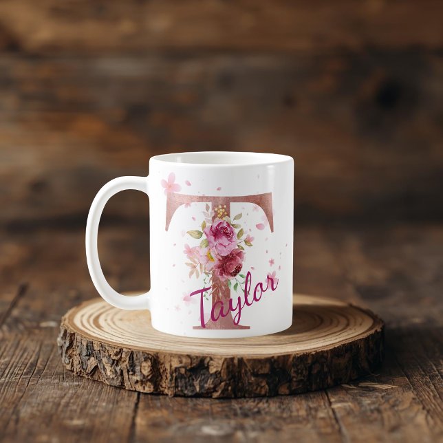Personalized Floral Initial Mug – Letter T Kaffemugg (Skapare uppladdad)