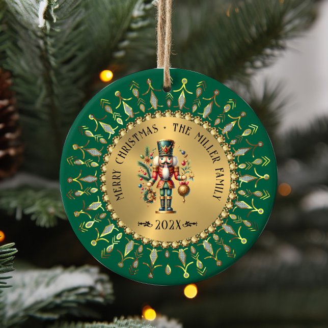 Personalized Gold Green Christmas Nutcracker Julgransprydnad Keramik (Skapare uppladdad)