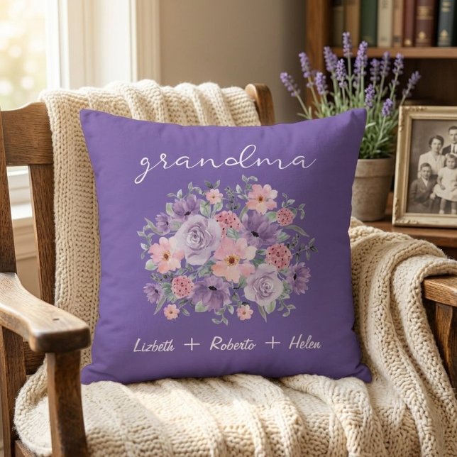 Personalized Grandma Pillow with Rose Bouquet Kudde (Skapare uppladdad)