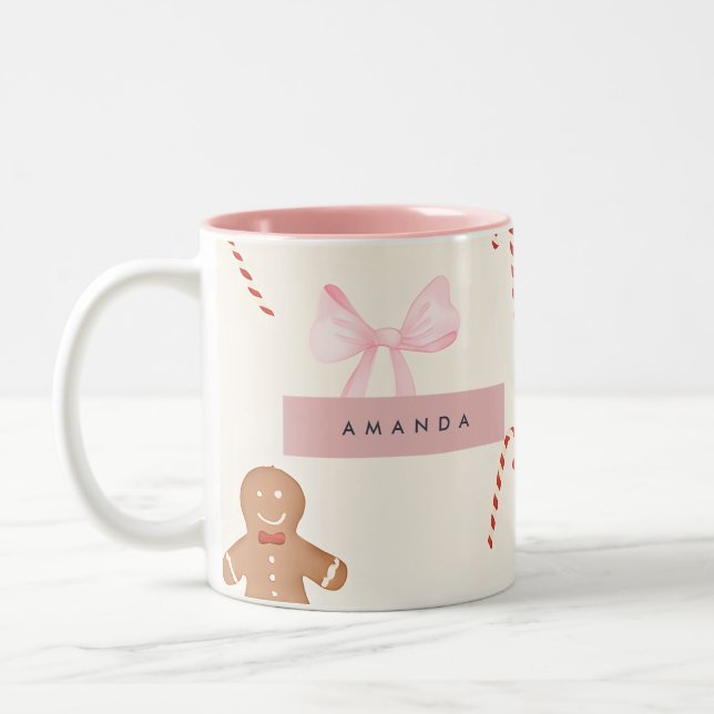 Personalized Holiday Gingerbread & Pink Bow Två-Tonad Mugg (Vänster)