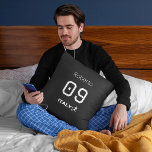 Personalized Italy National Team Professional Mono Kudde<br><div class="desc">Elevate your home decor with a sophisticated, modern edge using this "Black and White Edition" custom design inspired by Italian football. This high-contrast minimalist layout is perfect for fan caves or living spaces where a professional aesthetic is preferred. You can fully personalize the surface with a custom name and favorite...</div>