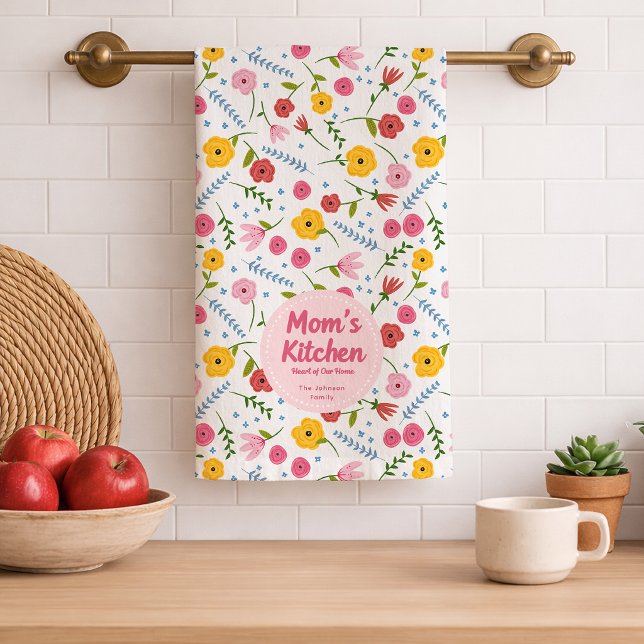 Personalized Mom’s Kitchen Floral Family Name Kökshandduk (pretty & practical gift for mom)