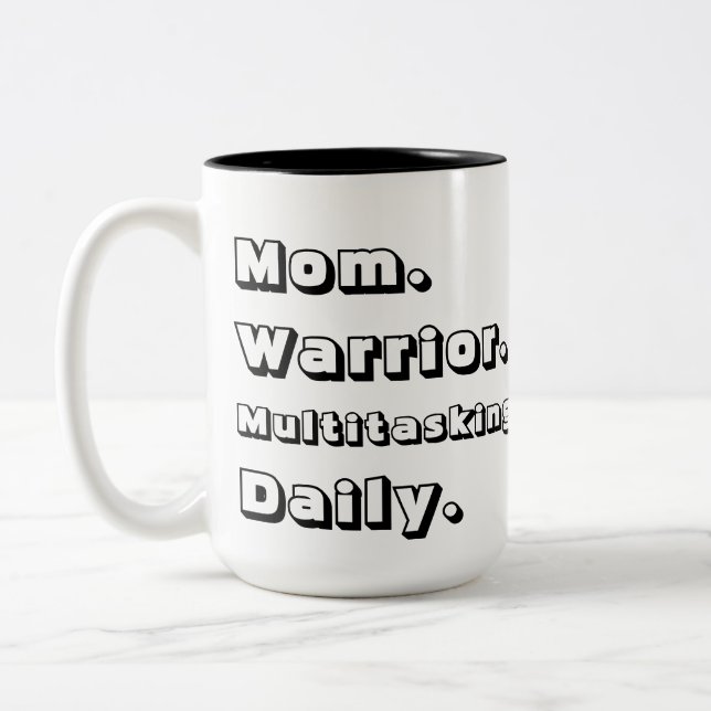 Personalized Mom Warrior Multitasking Daily Black  Två-Tonad Mugg (Vänster)