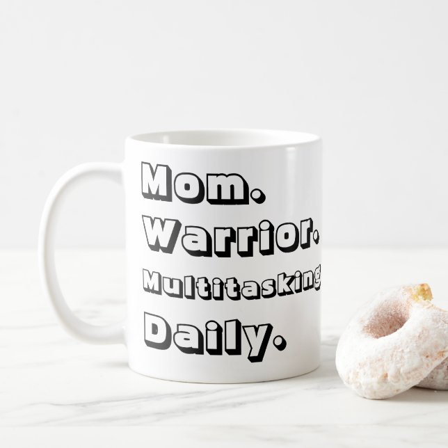 Personalized Mom Warrior Multitasking Daily White Kaffemugg (Med munk)