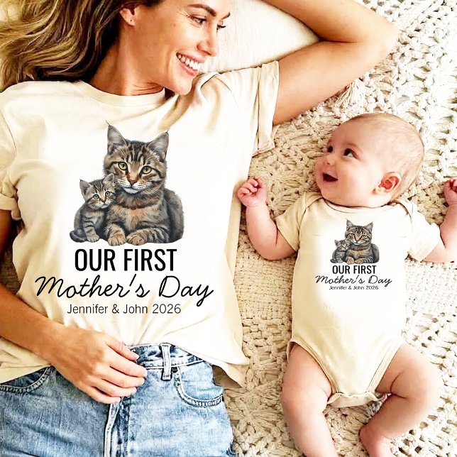 Personalized Our First Mother’s Day Cat T-Shirt (Skapare uppladdad)
