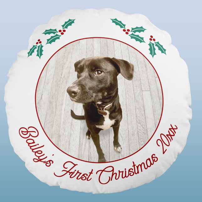 Personalized Pet Puppy Dog First Christmas Photo Rund Kudde (Puppy dog first Christmas personalized custom text and name pet photo pillow with Holly)