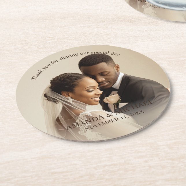 Personalized Photo Favor with Names & Wedding Date Underlägg Papper Rund (Vinklad)