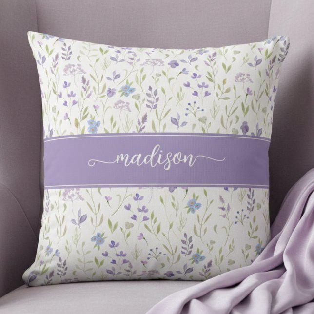 Personalized Purple Floral Monogram Kudde (pretty purple blue wildflower floral pattern throw pillow with custom name monogram in calligraphy)