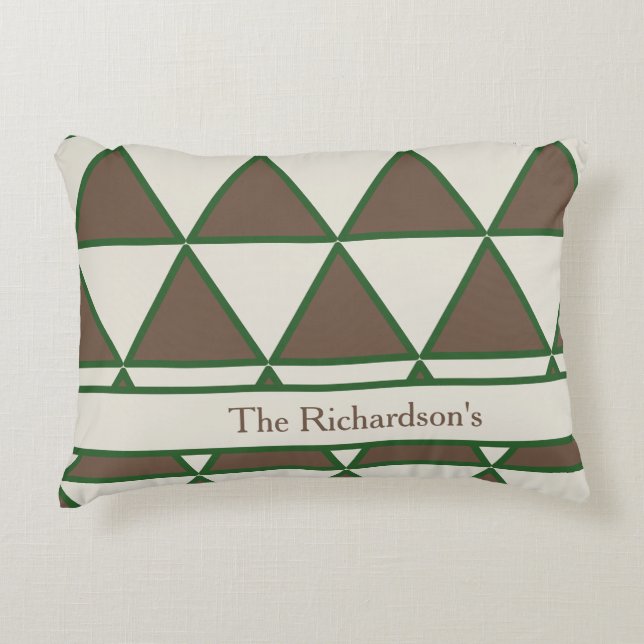 Personalized Sage Green Taupe Triangle Modern Chic Prydnadskudde (Framsidan)