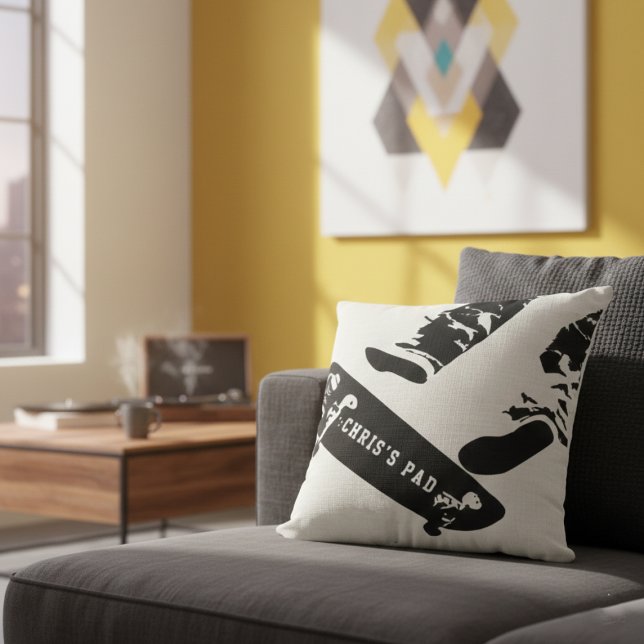 Personalized Skateboard Jump – Black And White Kudde (Skapare uppladdad)