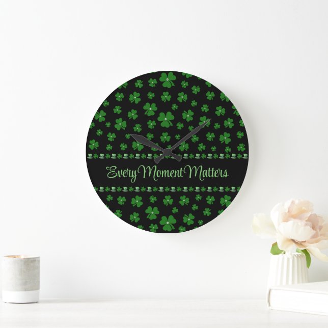 Personalized St. Patrick’s Day Shamrock on Black Stor Klocka (Hem)