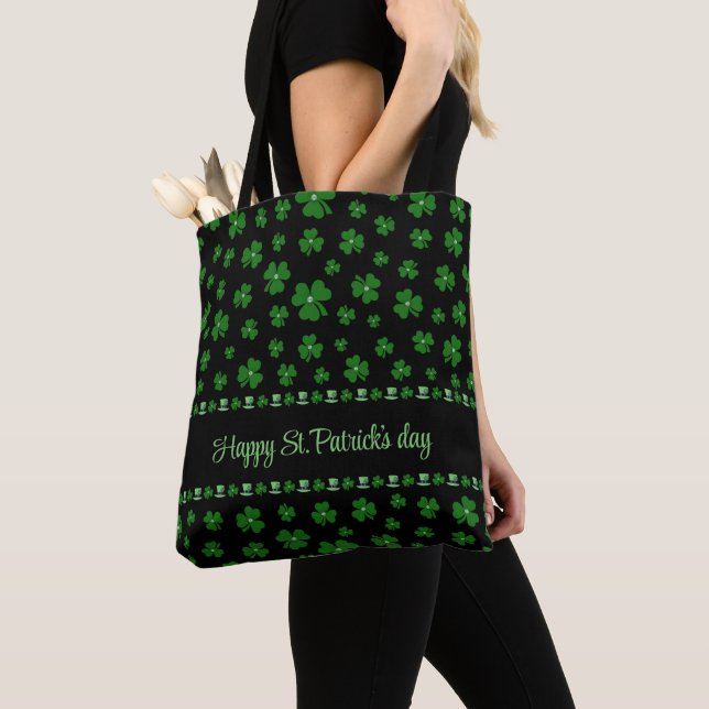 Personalized St. Patrick’s Day Shamrock on Black Tygkasse (Närbild)