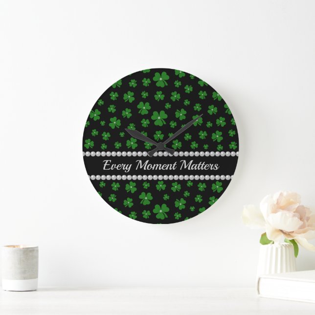 Personalized St. Patrick’s Day Shamrock with Pearl Stor Klocka (Hem)