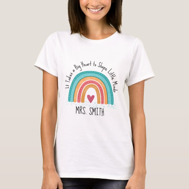 Personalized Teacher T-Shirt – Big Heart Rainbow (Framsida)
