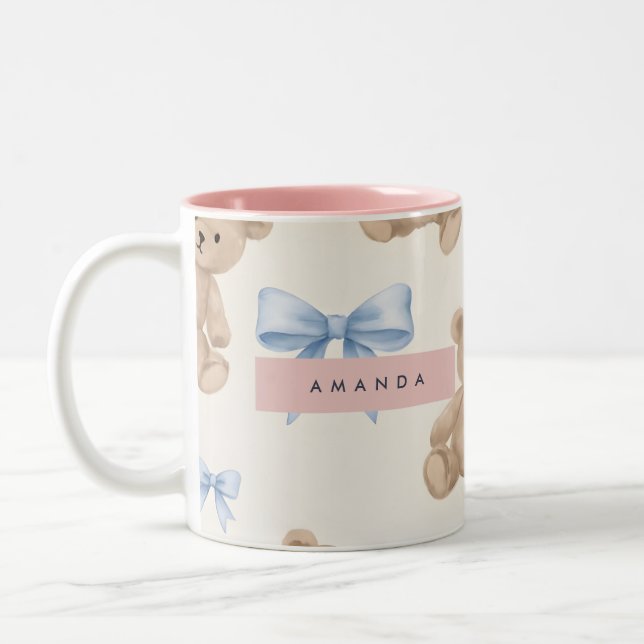 Personalized Teddy Bear & Blue Bow Pattern Två-Tonad Mugg (Vänster)