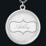 Personalzed damasthalsband silverpläterat halsband<br><div class="desc">Personlighalsband,  med en damastast design för elegantt silver.  Skriv in din namn eller monogram i det förutsatt att utrymmet.  Klicka "skräddarsy" för att ändra stilsortstyp eller format.</div>