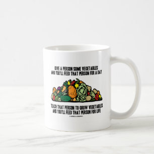 Personen för gegrönsakmatning för en dag växer kaffemugg