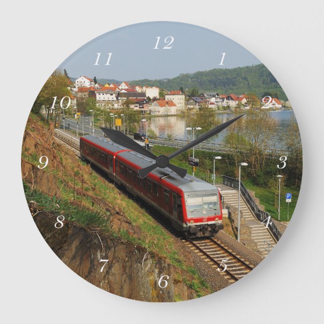 Personenzug in Herzhausen am Edersee Stor Klocka (Framsida)