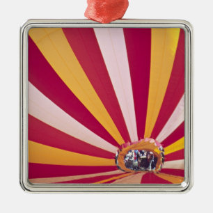 Personer som fyller en luftballong, Fort Collins. Julgransprydnad Metall