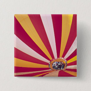 Personer som fyller en luftballong, Fort Collins. Knapp