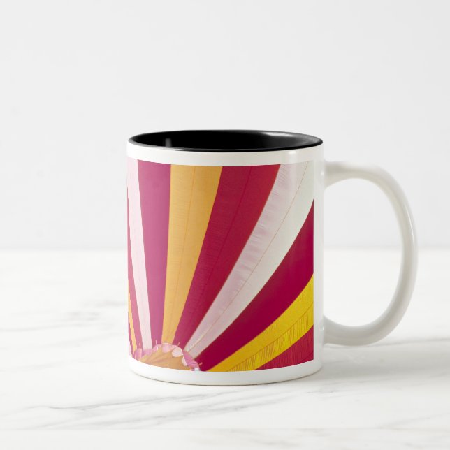 Personer som fyller en luftballong, Fort Collins. Två-Tonad Mugg (Höger)