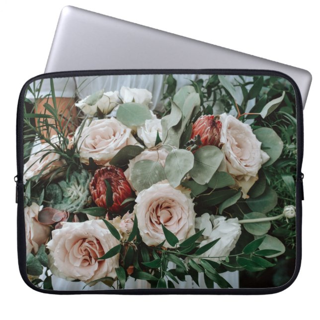 PERSONER SOM HÅLLER BOUQUET AV ROSA OCH RÖDA BLOMM LAPTOP FODRAL (Framsidan)
