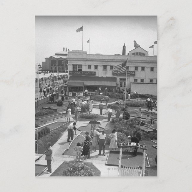 Personer som spelar mini golf-upphöjd vy B&W Vykort (Framsida)